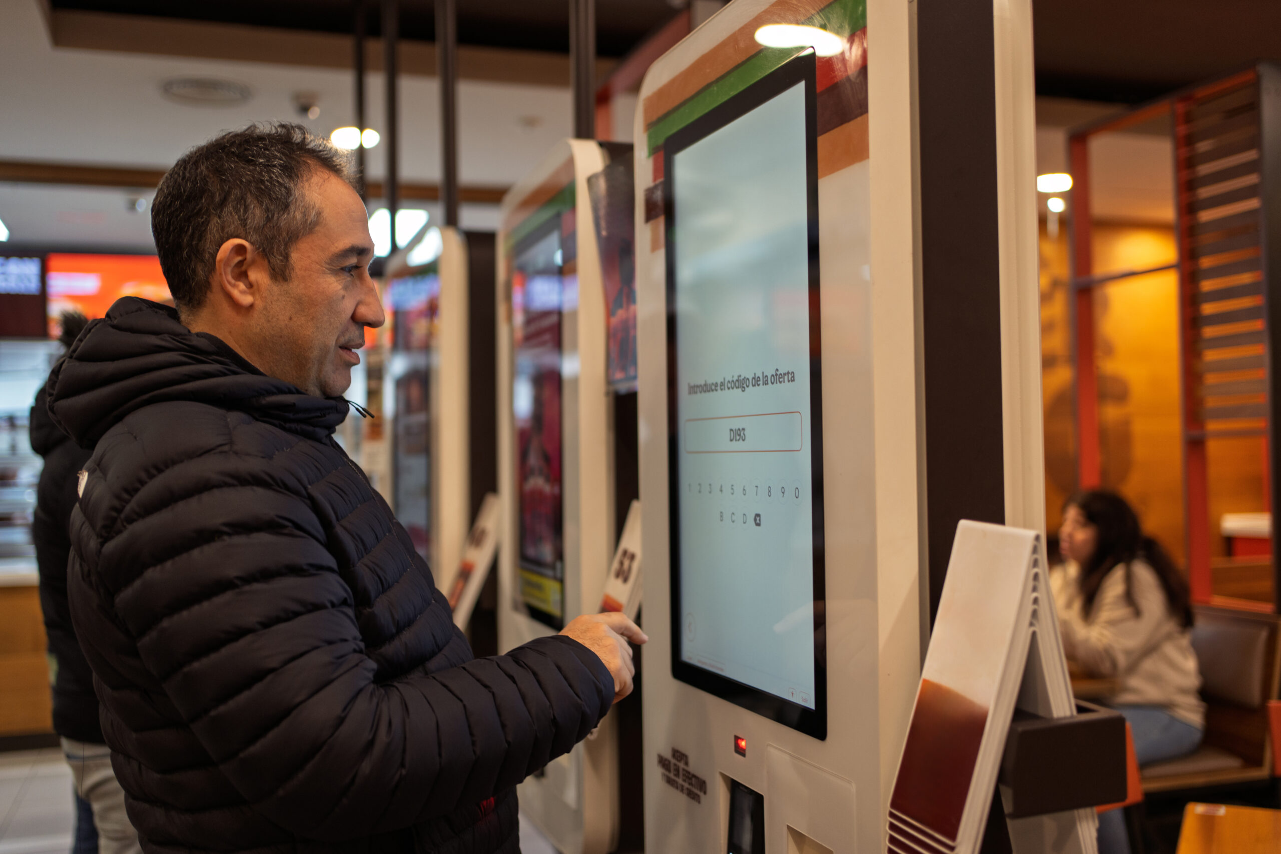 Cliente pagando con tarjeta en un quiosco T-Quiosk